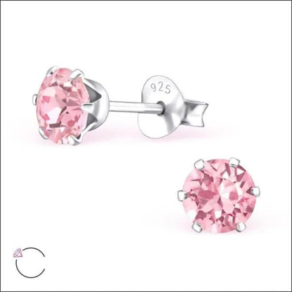 Een paar roze kubusvormige oorbellen