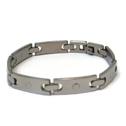 Een armband met een metalen sluiting