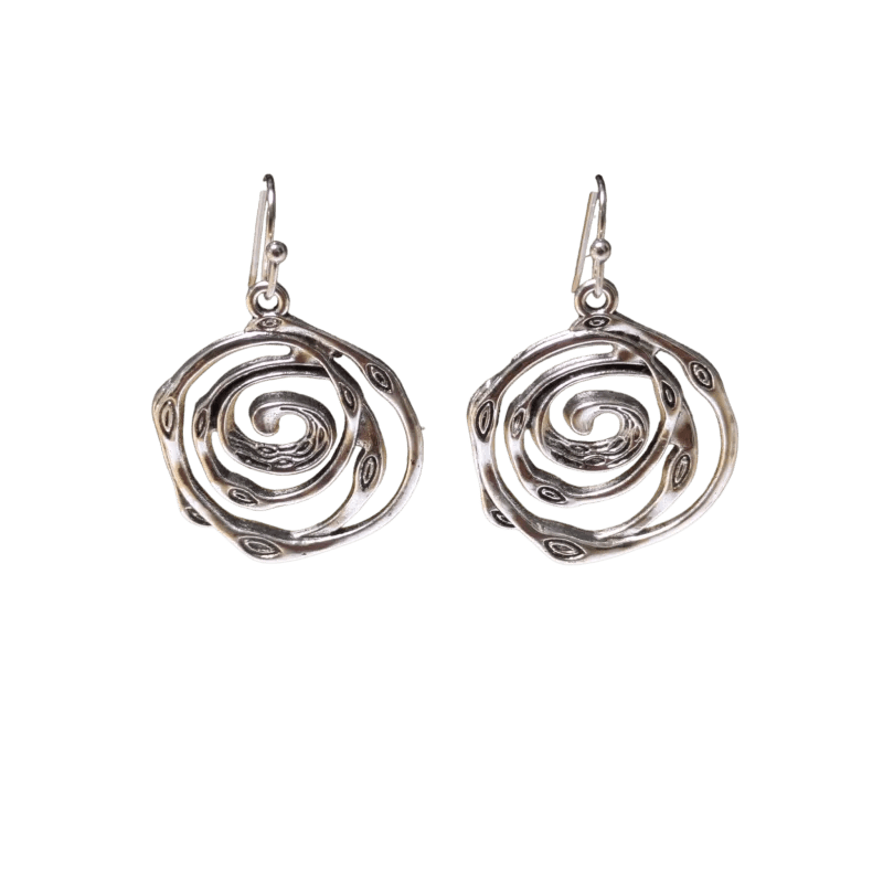 Een paar zilveren bungelende oorbellen in de vorm van een spiraal met ingewikkelde krulmotieven.