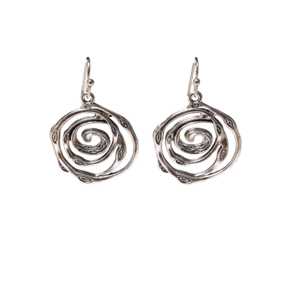 Een paar zilveren bungelende oorbellen in de vorm van een spiraal met ingewikkelde krulmotieven.