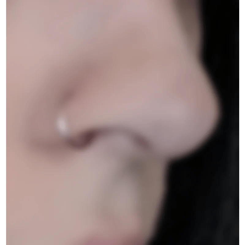 Een vrouw met een neuspiercing