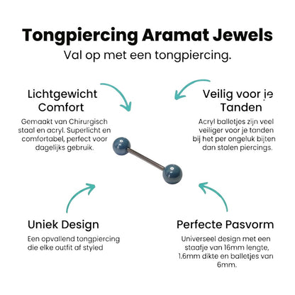 Een paar blauwe glazen bollen op een witte achtergrond