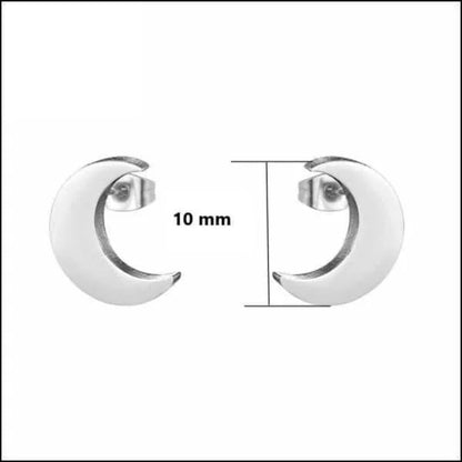 Een paar zilveren oorbellen met een enkel gebogen design