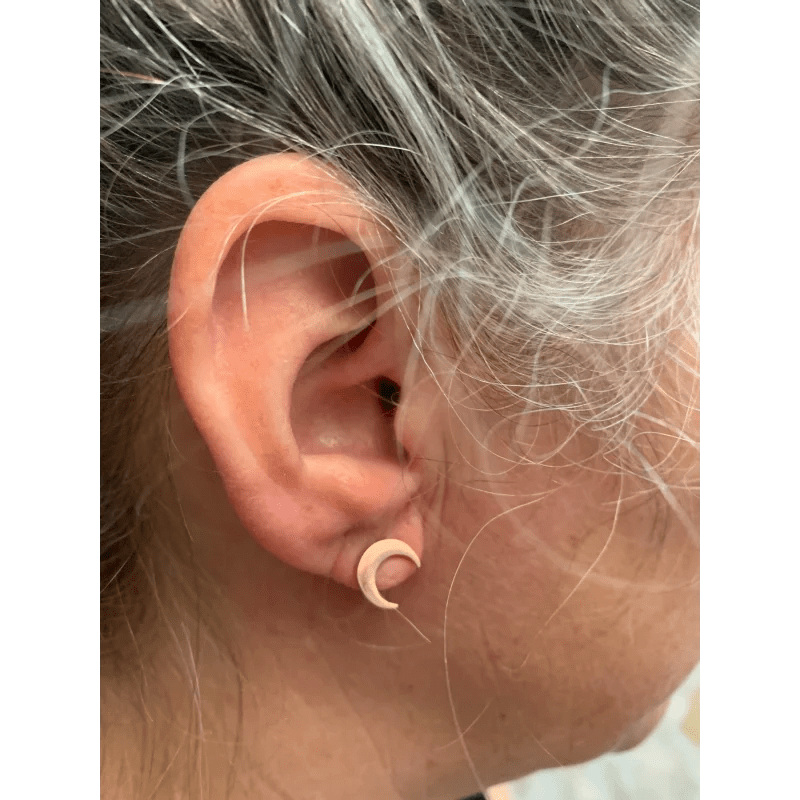 Een vrouw met een kleine oorpiercing