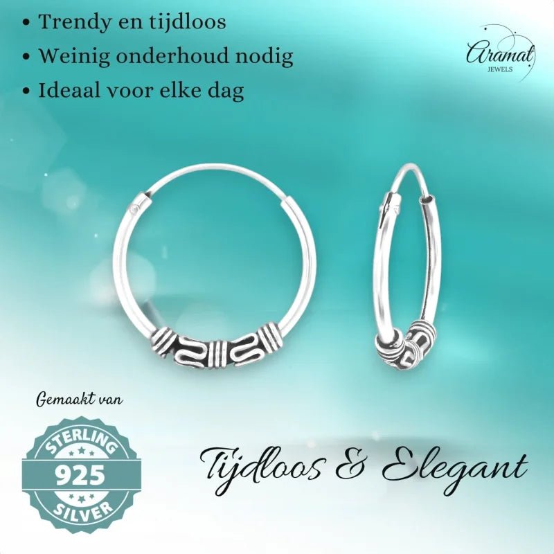 Zilveren oorbellen met decoratieve kralen.