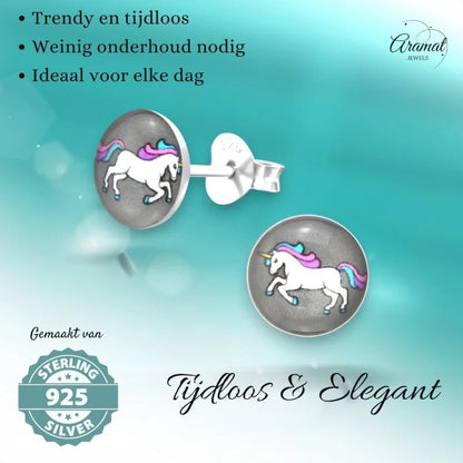 Zilveren eenhoorn oorbellen.