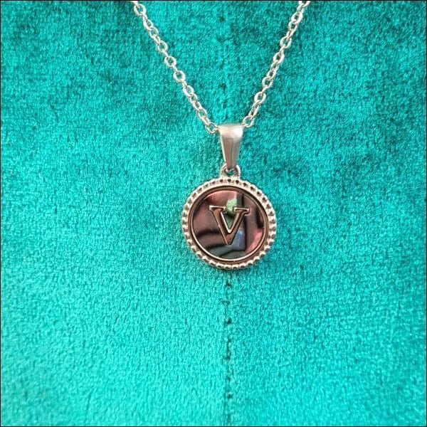 Een ketting met een afbeelding van een vrouw in een cirkel