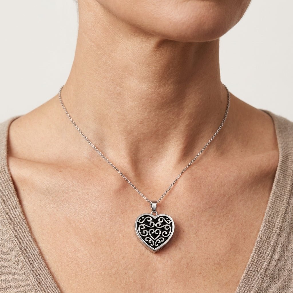 Versierd stalen as - hartje zwart emaille 2cm - Aramat Jewels - Gedenkhangers - cadeautip