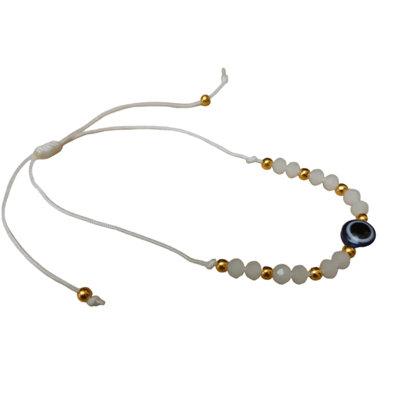 Een wit met gouden armband met een zwarte stenen bea