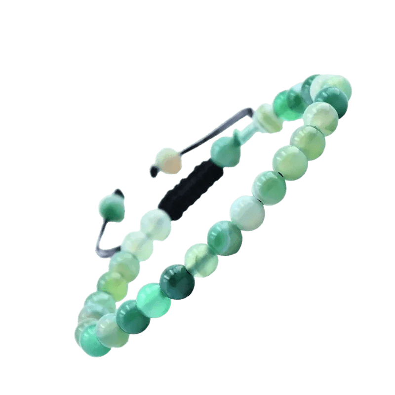 Een armband met groene jade kralen en zwart koord