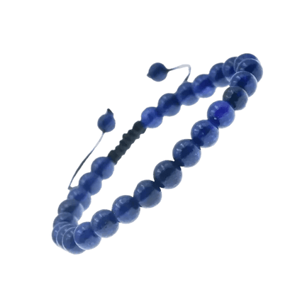 Een armband van blauwe glazen kralen