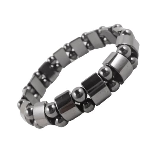 Een zwart met zilveren armband met een bal