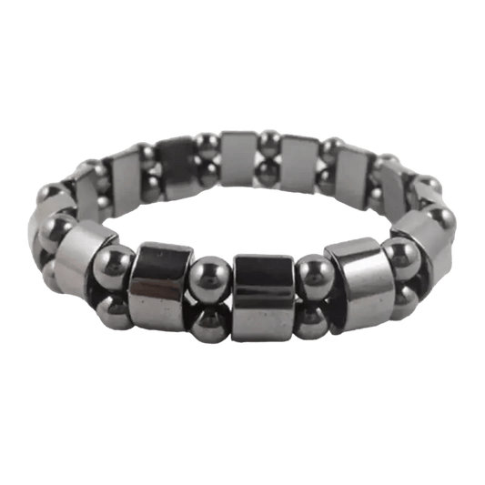 Een zwart met zilveren armband met een vierkante bea