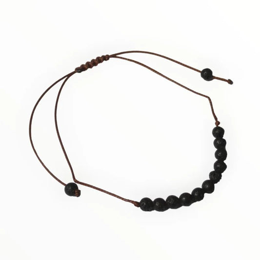 Een zwarte bea-armband met een bruin koord