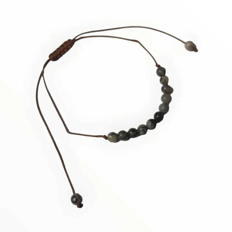 Een armband met een bea en een leren koord