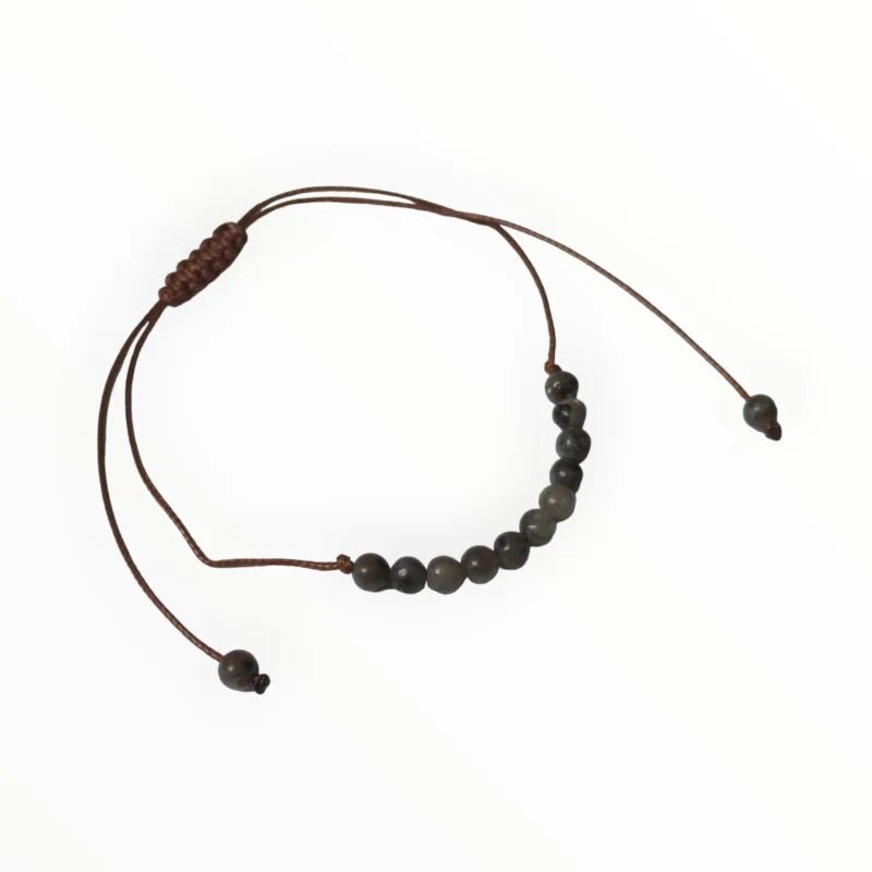 Een close-up van een armband met een kraal op een witte achtergrond