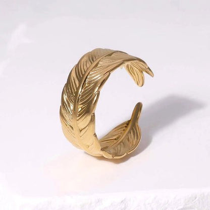 Verstelbare RVS Ring met Veertje Motief - Goudkleur of Zilver (8 mm) - Aramat Jewels - Ringen - cadeautip