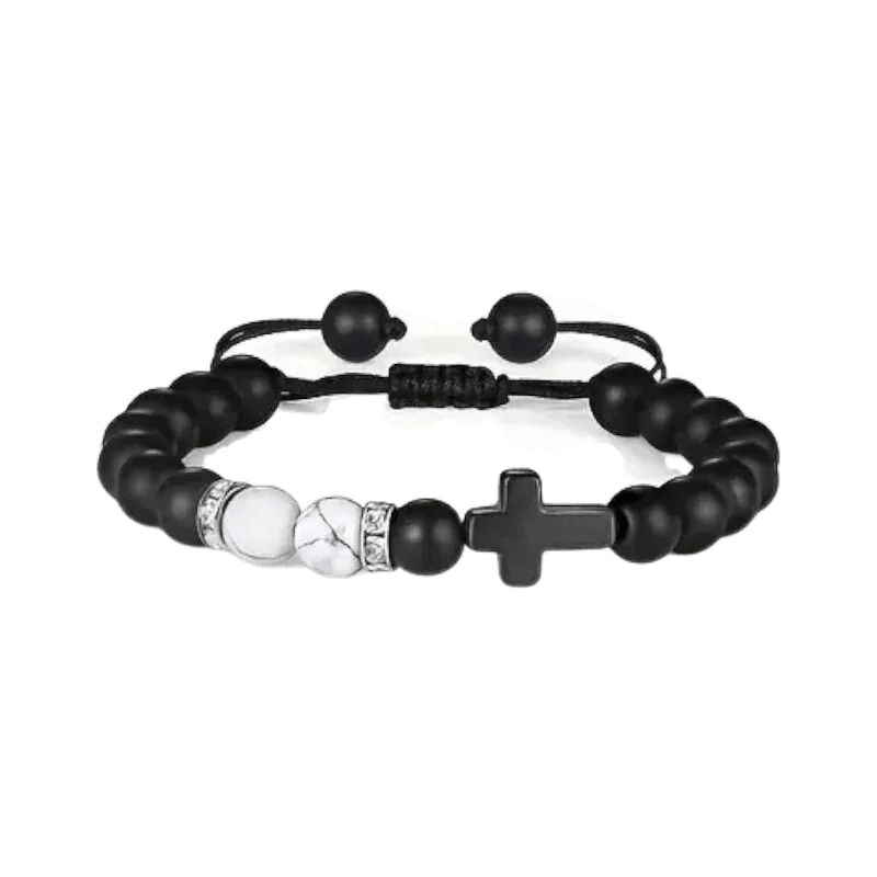 Een zwarte armband met een zilveren kruis en een zwarte bea