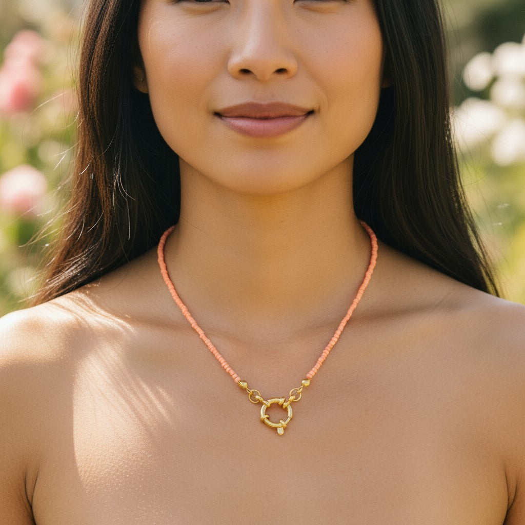 Zalmroze Rocailles Bedelketting met slotje voorkant