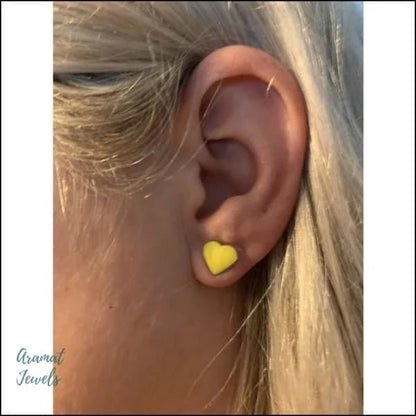 Een vrouw met een gele oorpiercing