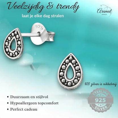 Zilveren traanvormige oorbellen.