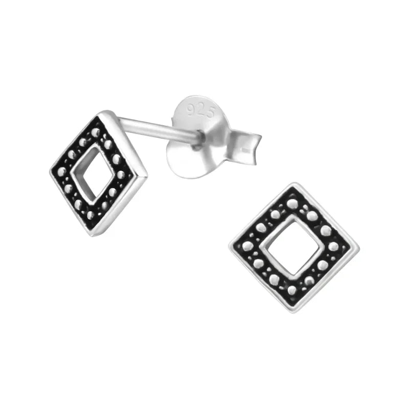 Sterling zilveren diamantvormige oorbellen met geoxideerde stippen.