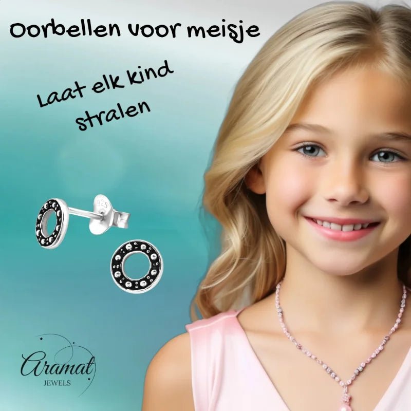 Zilveren cirkel oorbellen met zwarte accenten.