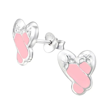 Een paar roze emaille hartjes op een zilveren knop