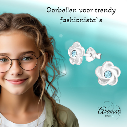 Boucles d'oreilles puces en argent en forme de fleur avec cristaux bleus