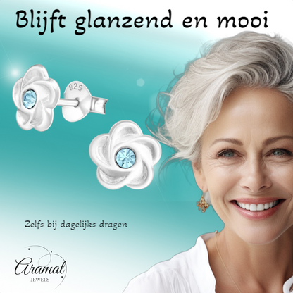 Boucles d'oreilles puces en argent en forme de fleur avec cristaux bleus