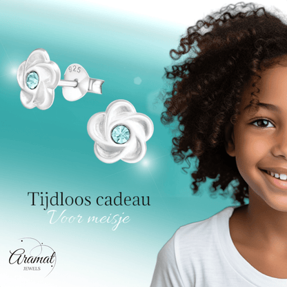 Zilveren bloemen oorstekers met blauwe kristal - Aramat Jewels - Oorbellen - cadeautip