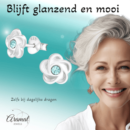 Zilveren bloemen oorstekers met blauwe kristal - Aramat Jewels - Oorbellen - cadeautip