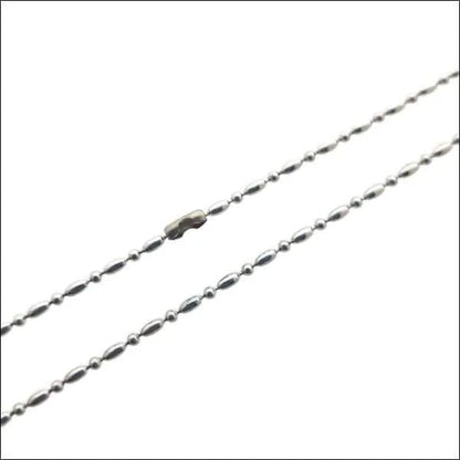 Een ketting van zilverkleurig metaal