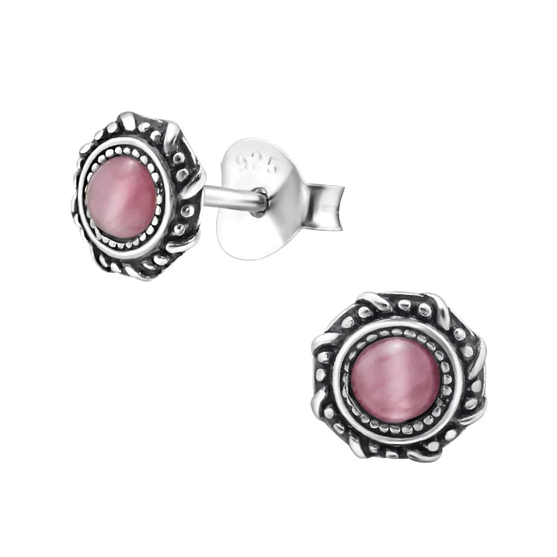 Een paar roze stenen oorbellen met zilveren accenten