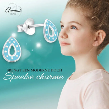 Tardropvormige zilveren oorbellen met lichtblauwe accenten.