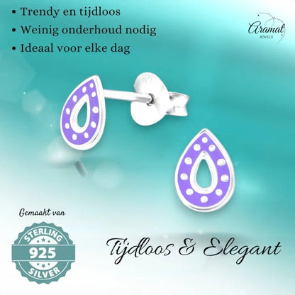 Twee zilveren traanvormige oorbellen met paarse accenten.
