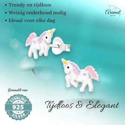 Eenhoornvormige zilveren oorbellen.