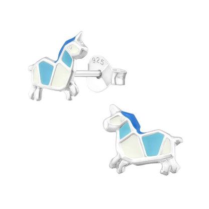 Sterling zilveren oorbellen in de vorm van geometrische eenhoorns in blauw en wit emaille.