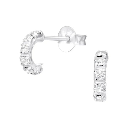 Sterling zilveren gebogen oorbellen met kristallen stenen.