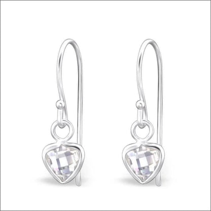 Een paar oorbellen met een hartvormig kristal in het midden