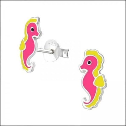 Een paar roze en gele zeepaardjes op een witte achtergrond