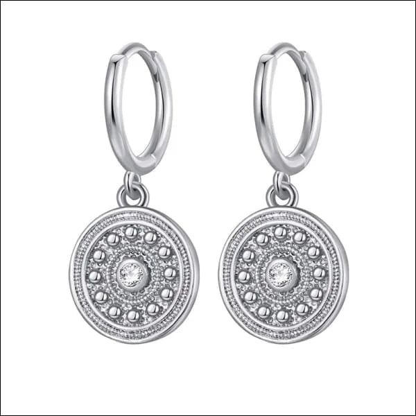 Een paar oorbellen met een cirkelvormig ontwerp