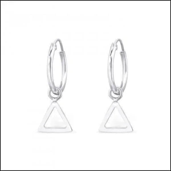 Een paar zilveren oorbellen met een driehoekig design