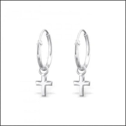 Een paar zilveren hoepeloorbellen