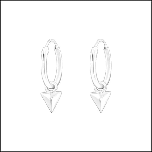 Een paar zilveren hoepeloorbellen met een klein driehoekje aan de onderkant