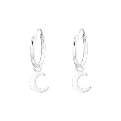 Een paar zilveren hoepeloorbellen met een halvemaanmotief