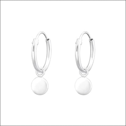 Een paar zilveren hoepeloorbellen met een witte parel