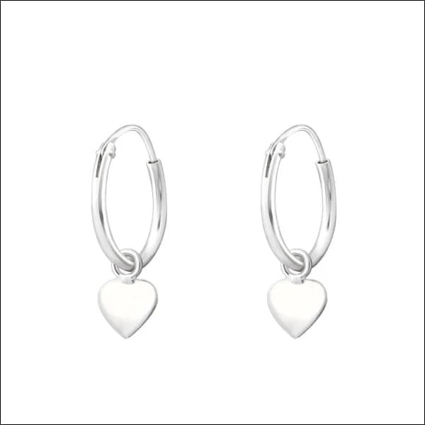 Een paar zilveren hart hoepel oorbellen