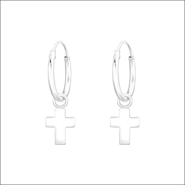 Een paar zilveren oorbellen met een kruis op de voorkant