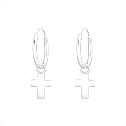 Een paar zilveren oorbellen met een kruis op de voorkant